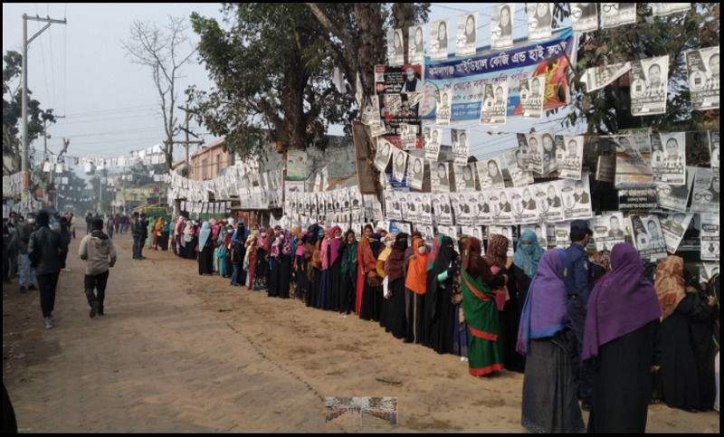 শীত উপেক্ষা করে ভোট কেন্দ্রে নারী ভোটারদের ভিড়