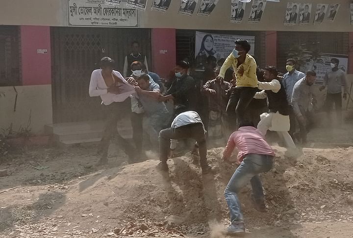 অনিয়ম দেখেও নিরব থাকে ইসি